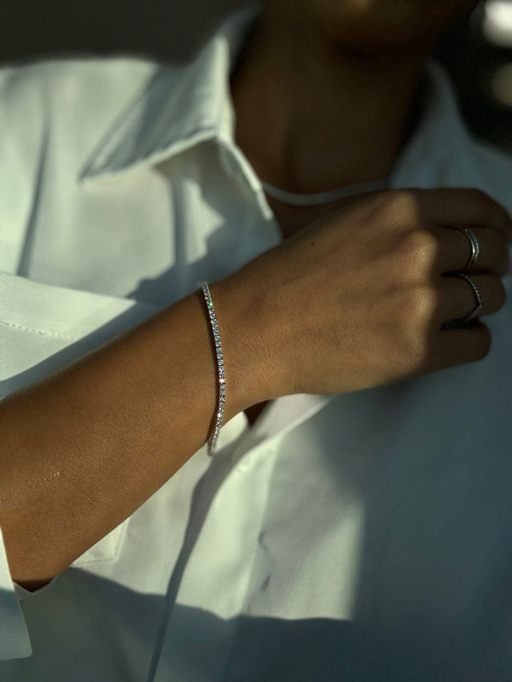 2CT 4 Prong Natural Diamond Tennis Bracelet 14K Gold, Model Hand