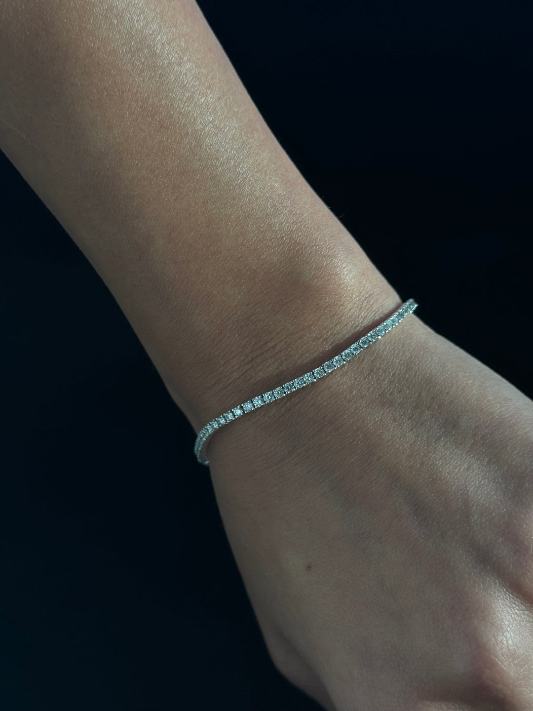 2CT 4 Prong Natural Diamond Tennis Bracelet Gold, Model Hand