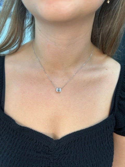 emerald-shape-pendant-in-yellow-gold