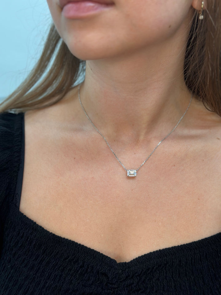 emerald-shape-diamond-pendant-in-white-gold