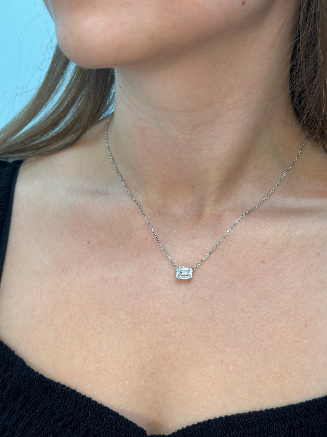 emerald-shape-diamond-pendant-in-white-gold