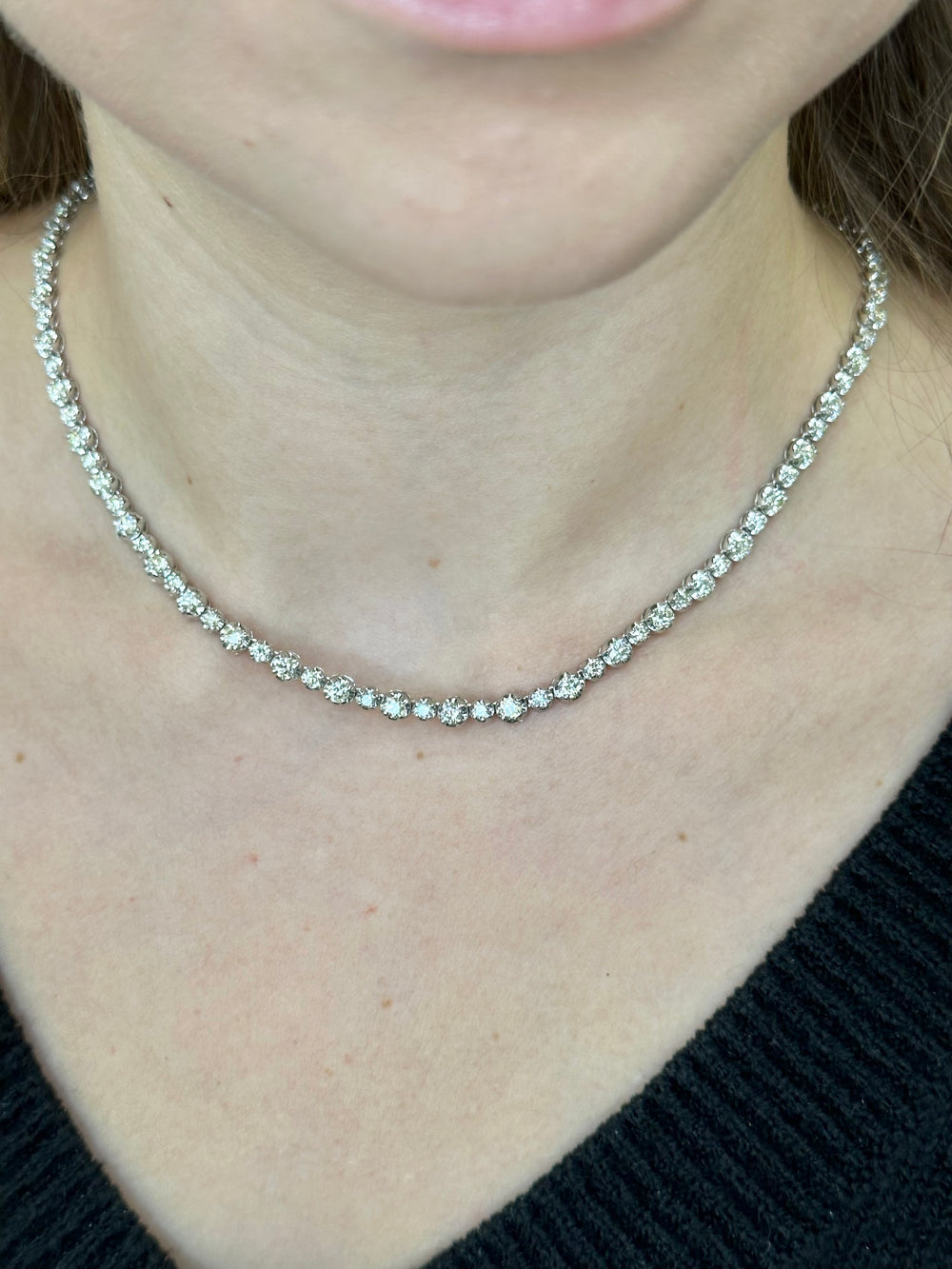 alternating-size-diamond-tennis-necklace-crown-prong-setting-in-solid-white-gold