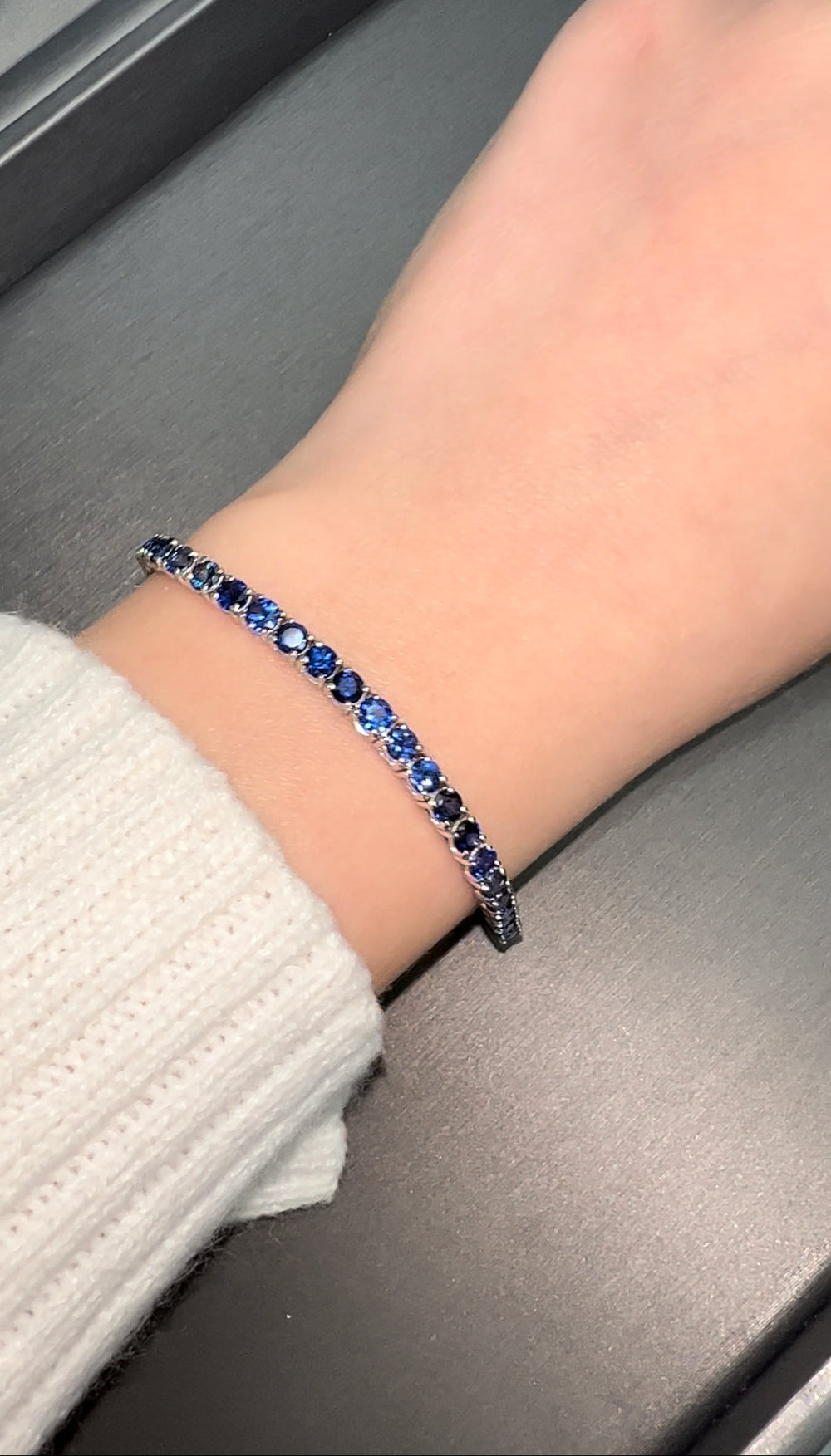 round-cut-blue-sapphire-tennis-bracelet-in-14k-white-gold