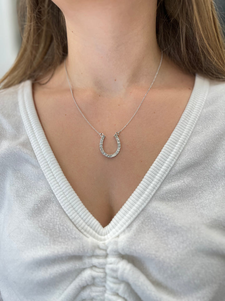 diamond-horseshoe-pendant-with-chain-in-white-gold