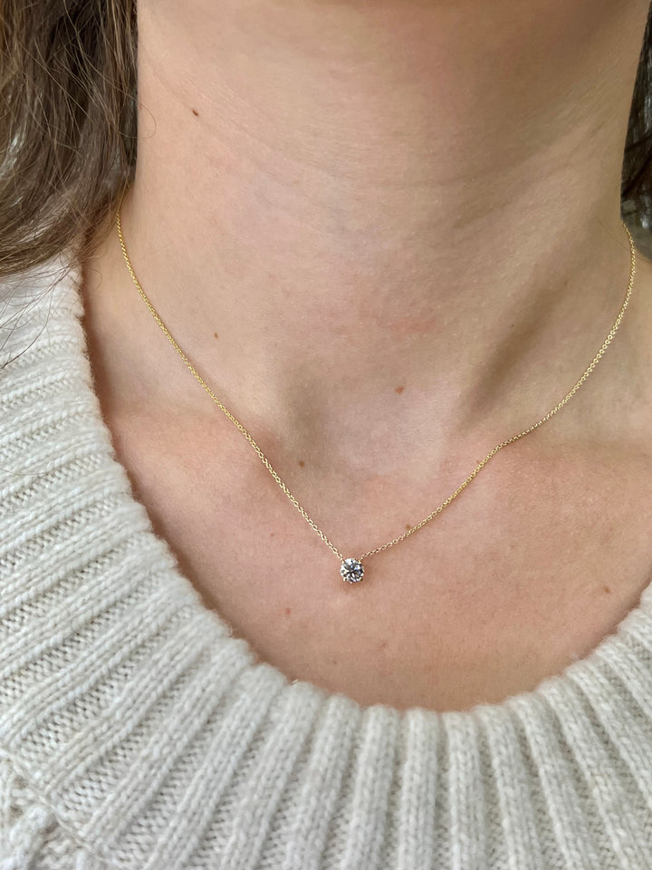 Classic-Round-Diamond-Pendant-prong-set