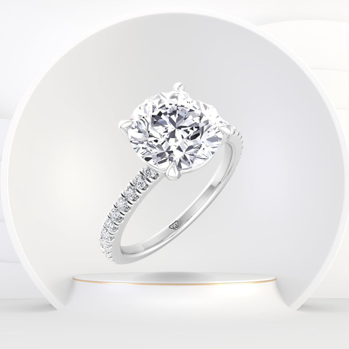 Signer - Round Cut Diamond Ring with Sidestones