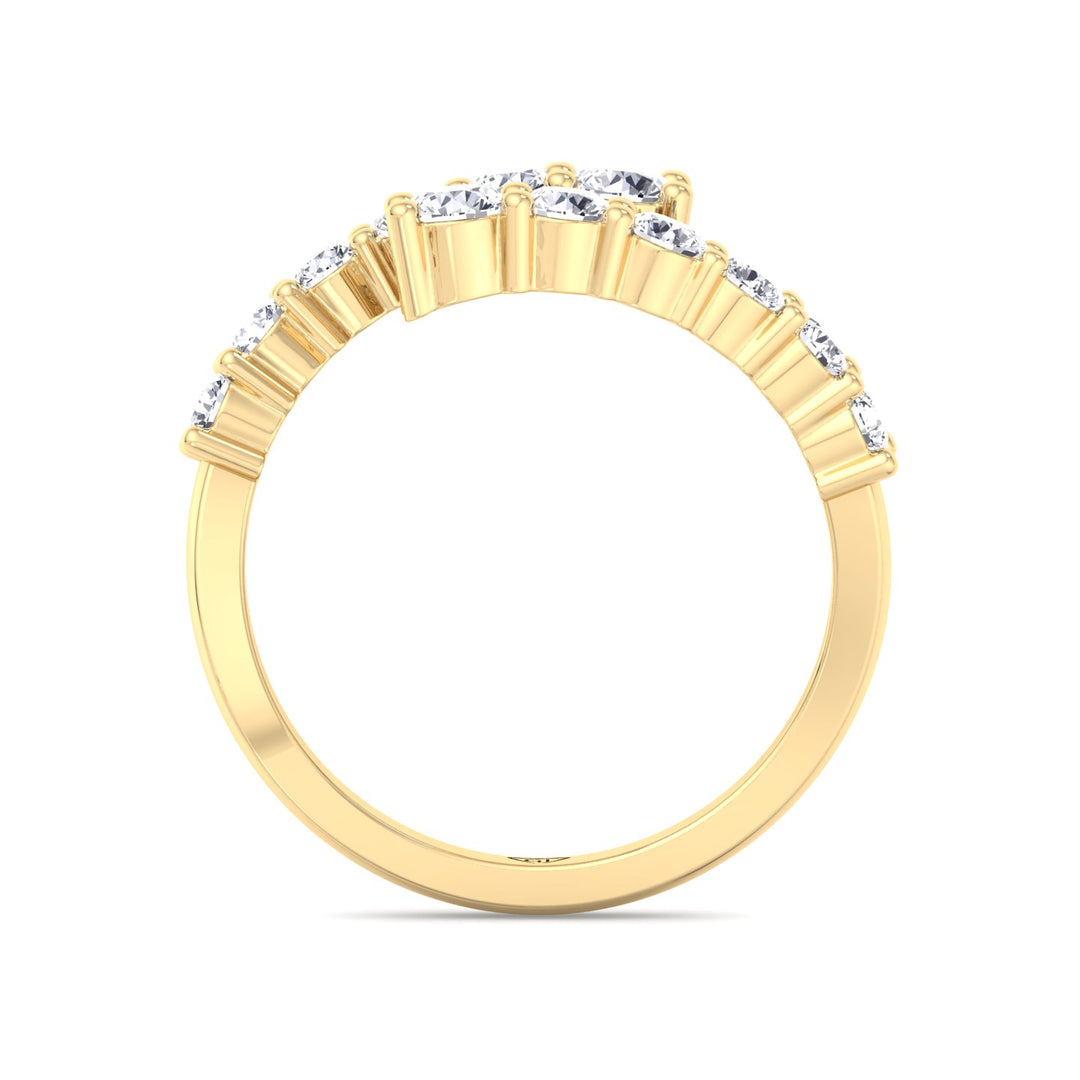 Graduated Round Cut Diamond Ring Yellow Gold