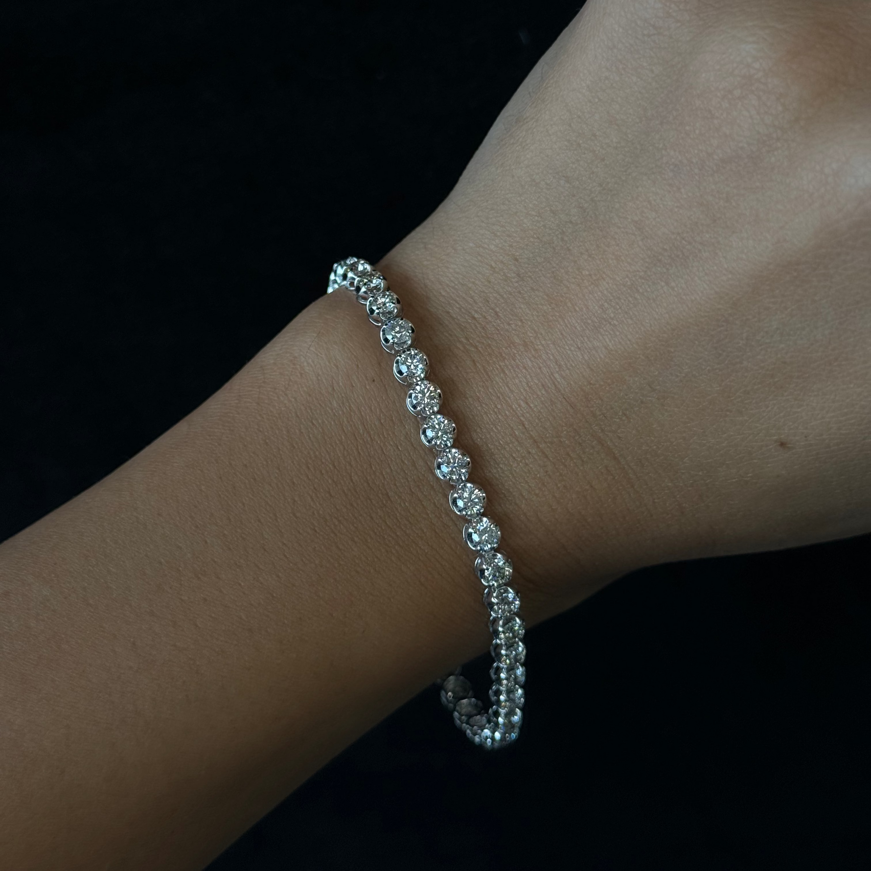 Natural diamond tennis bracelet crown prong
