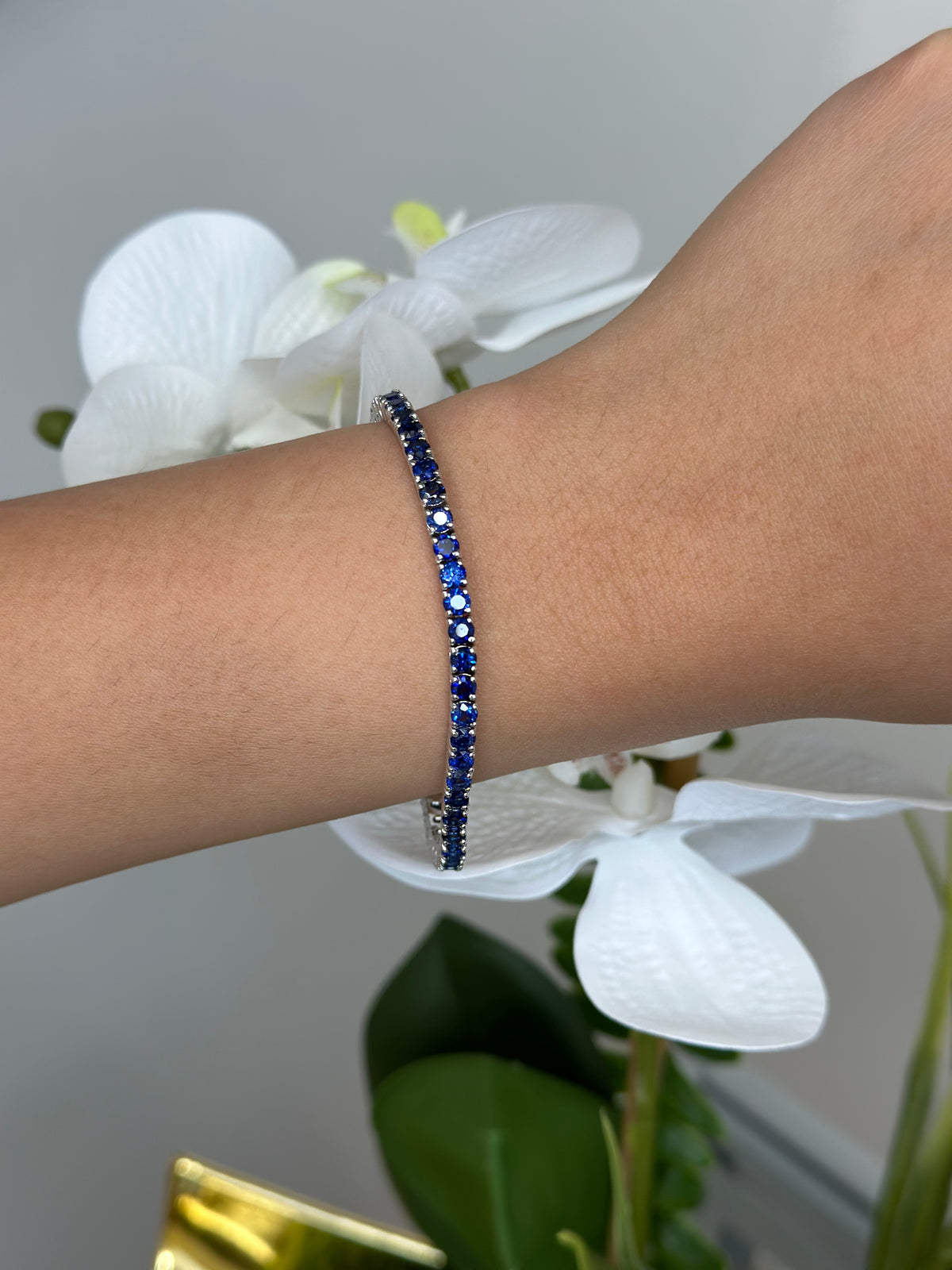 Four-prong round blue sapphire tennis bracelet 14K gold