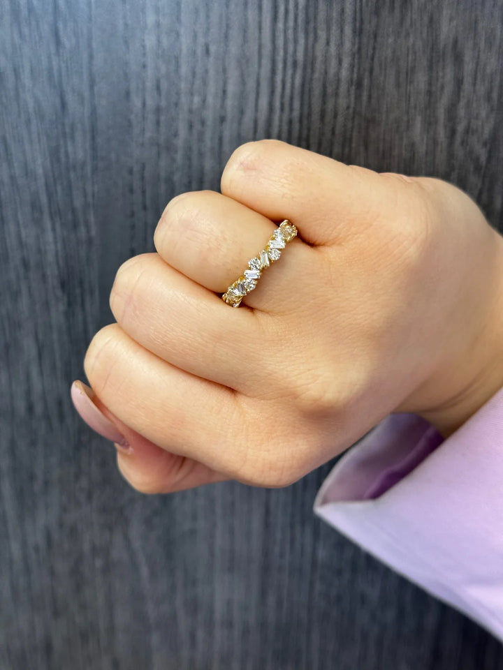 Delfina - Baguette and Round Shape Diamond Offset Band