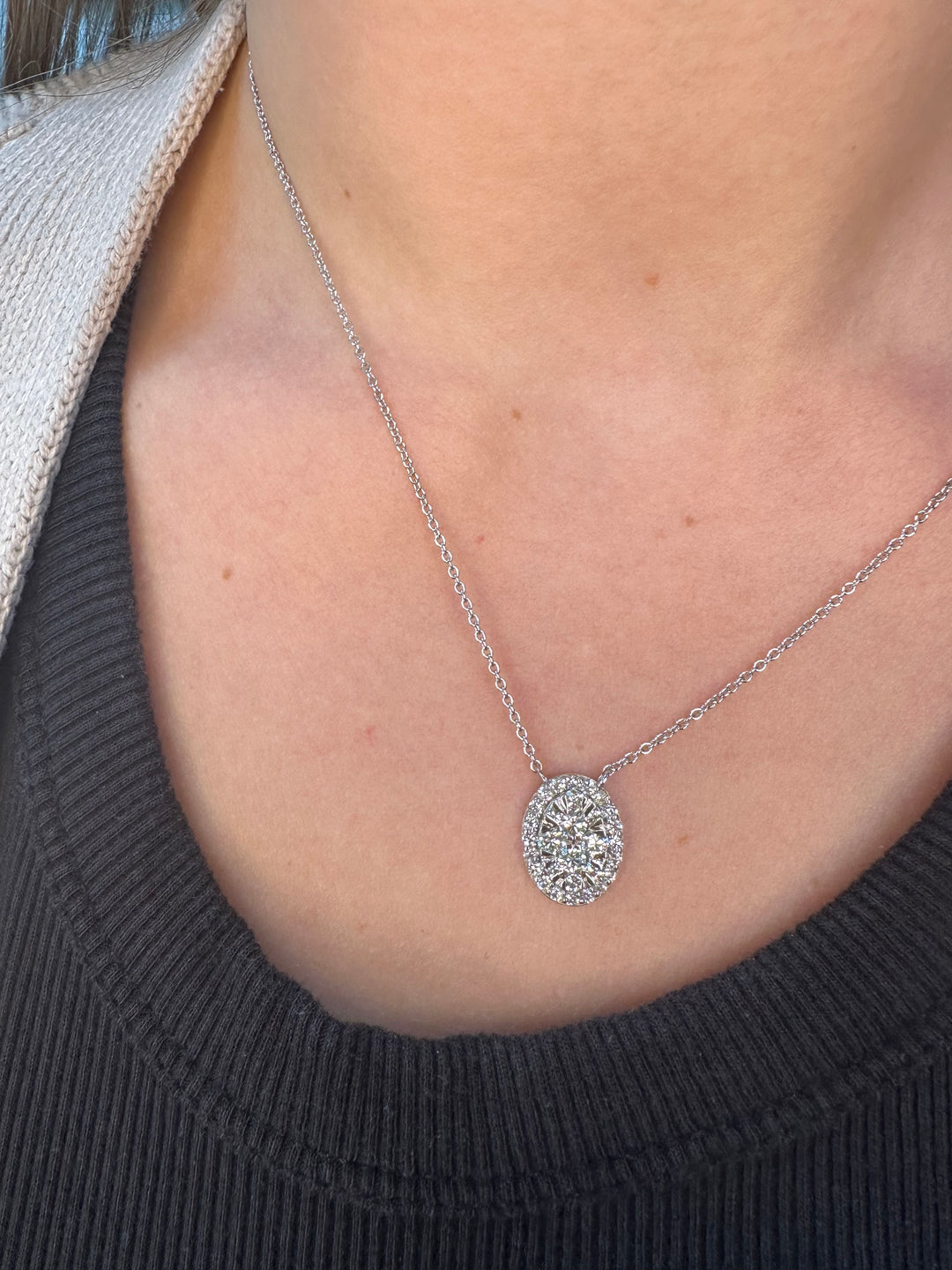 oval-shape-diamond-pendant-necklace-in-white-gold
