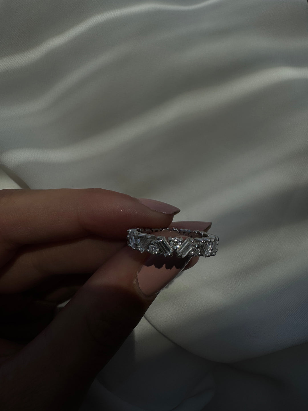 Delfina - Baguette and Round Shape Diamond Offset Band