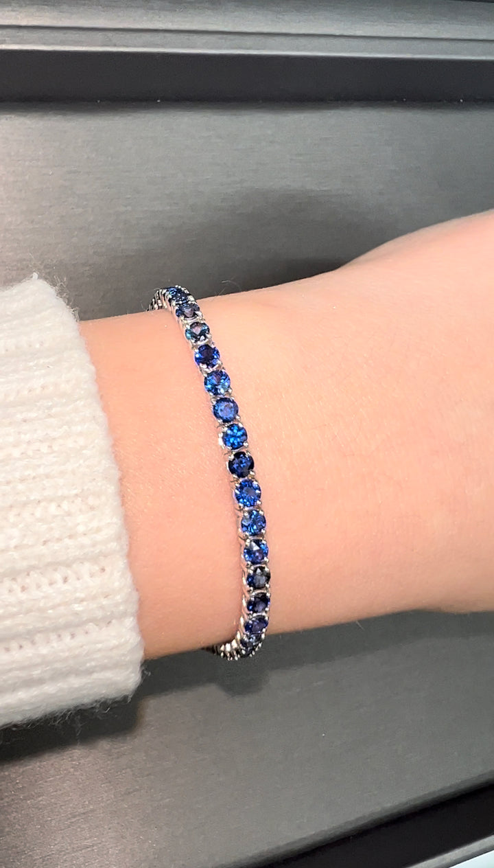 round-cut-blue-sapphire-tennis-bracelet-in-18k-white-gold