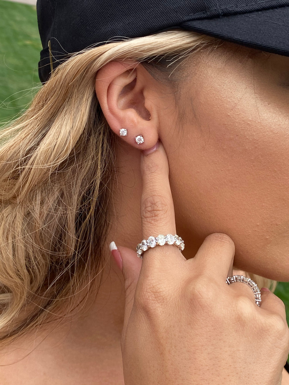 diamond-stud-earrings-in-white-gold