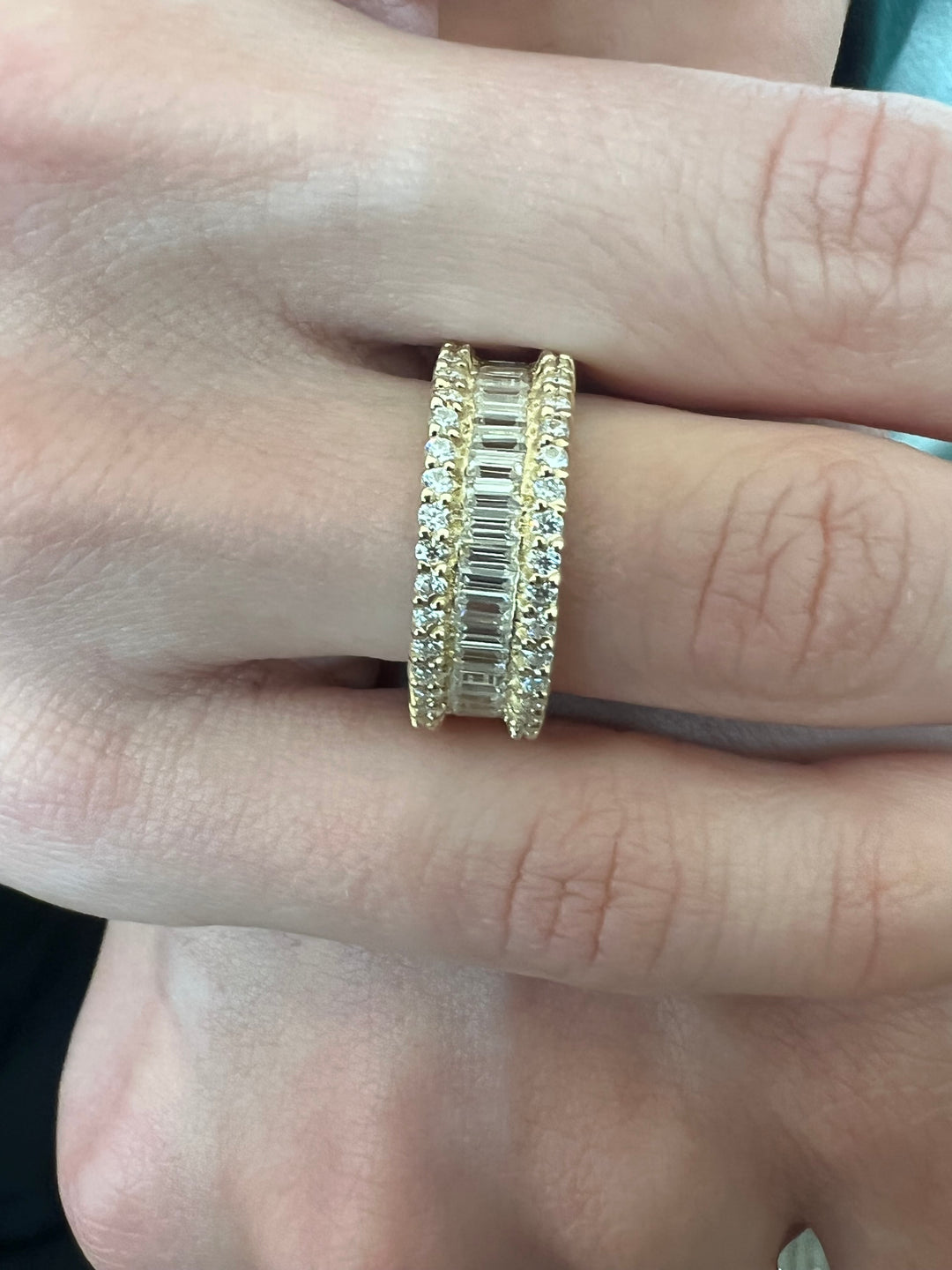 6ct-round-cut-and-baguette-cut-diamond-ring-in-solid-yellow-gold