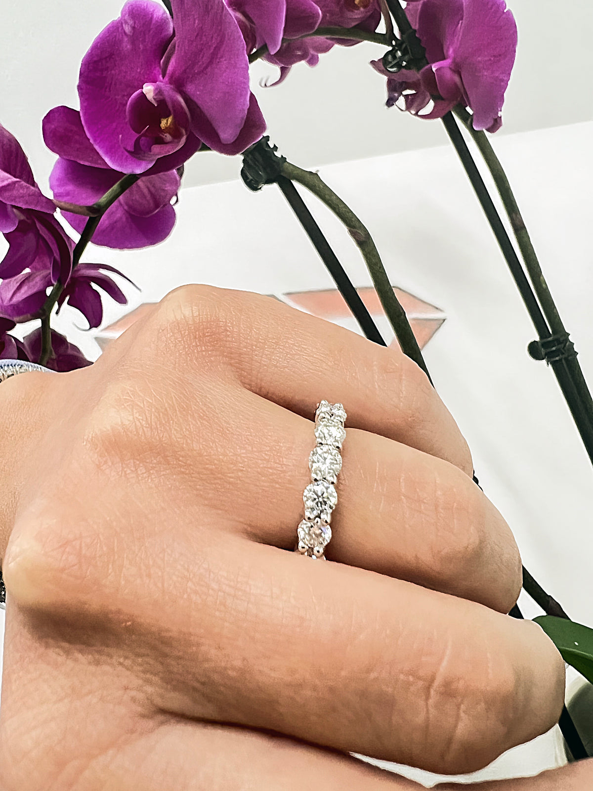 round-cut-natural-diamond-u-prong-eternity-band-18k-white-gold