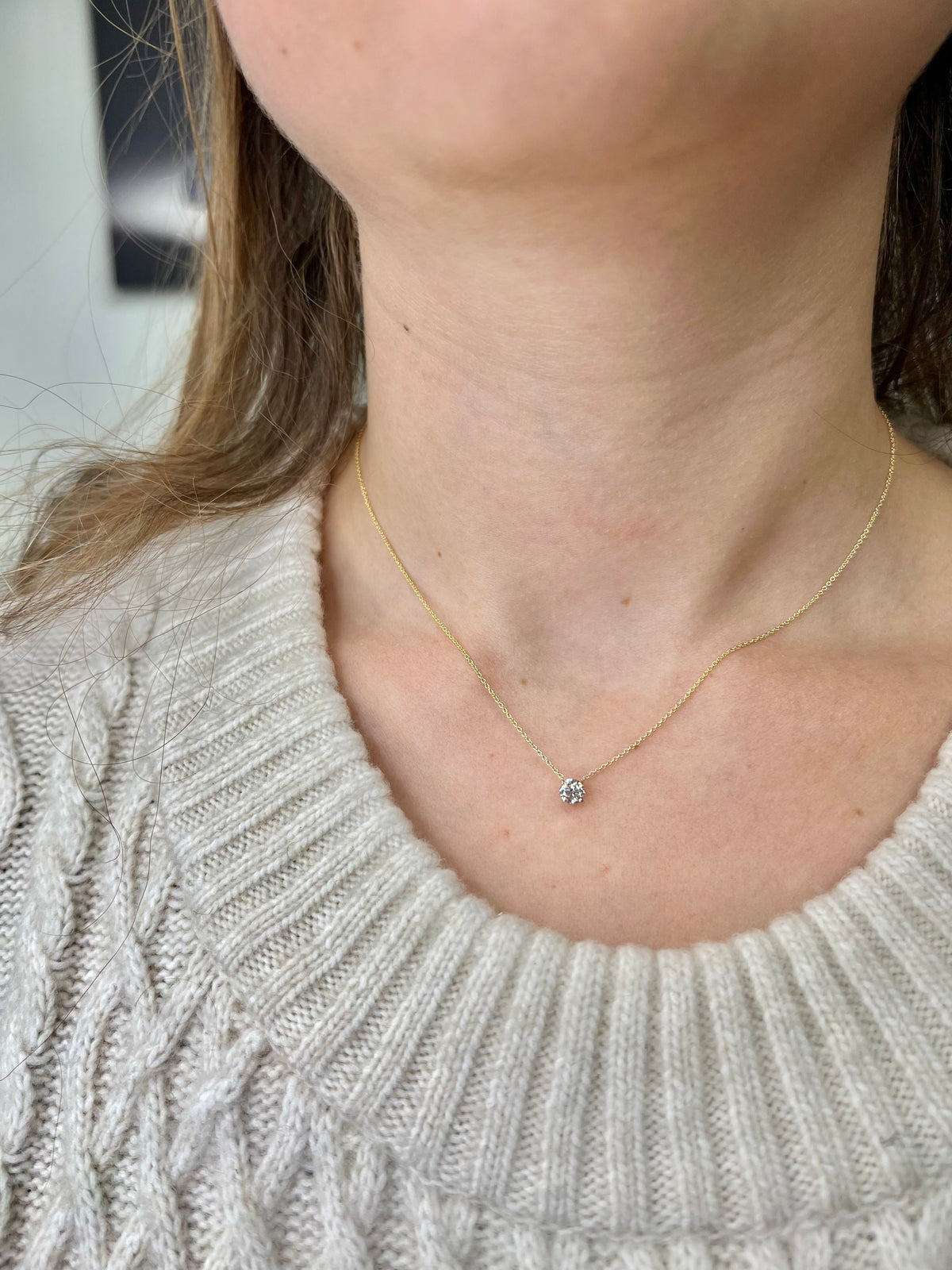 Round-Diamond-Pendant-in-yellow-gold