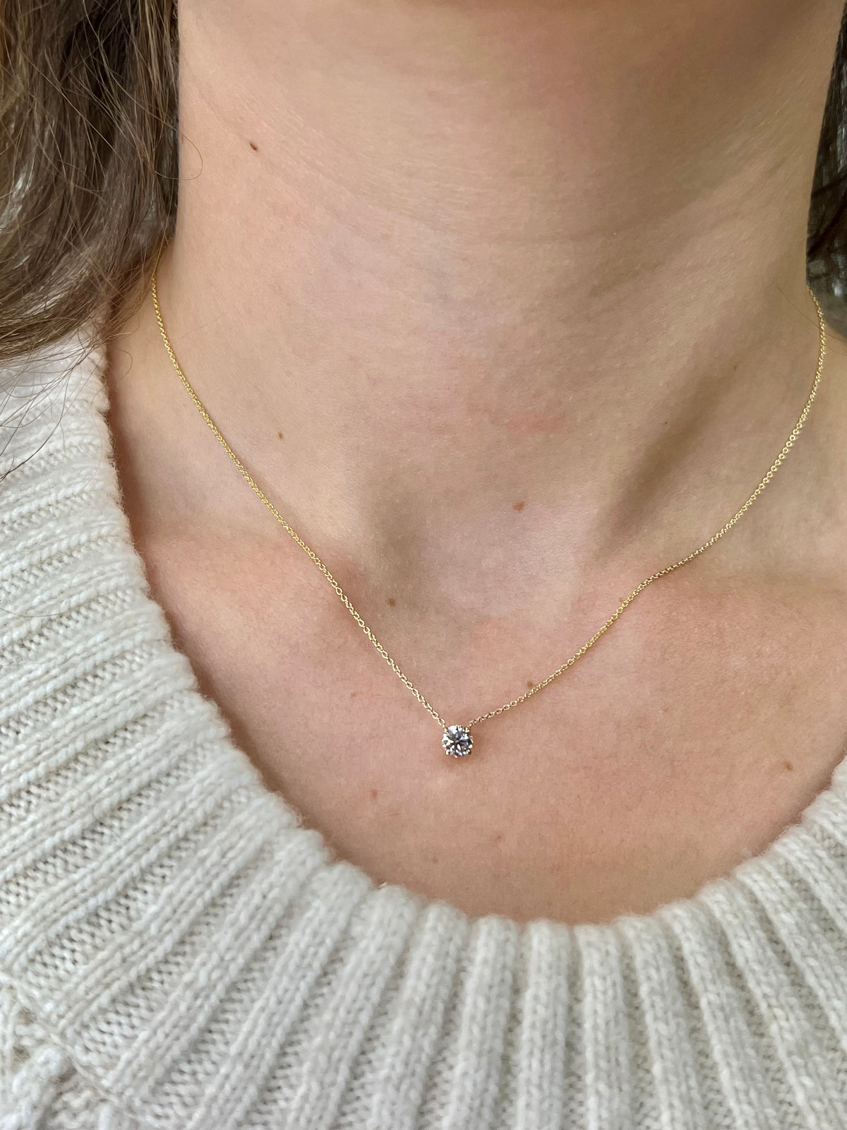 Classic-Round-Diamond-Pendant-in-yellow-gold